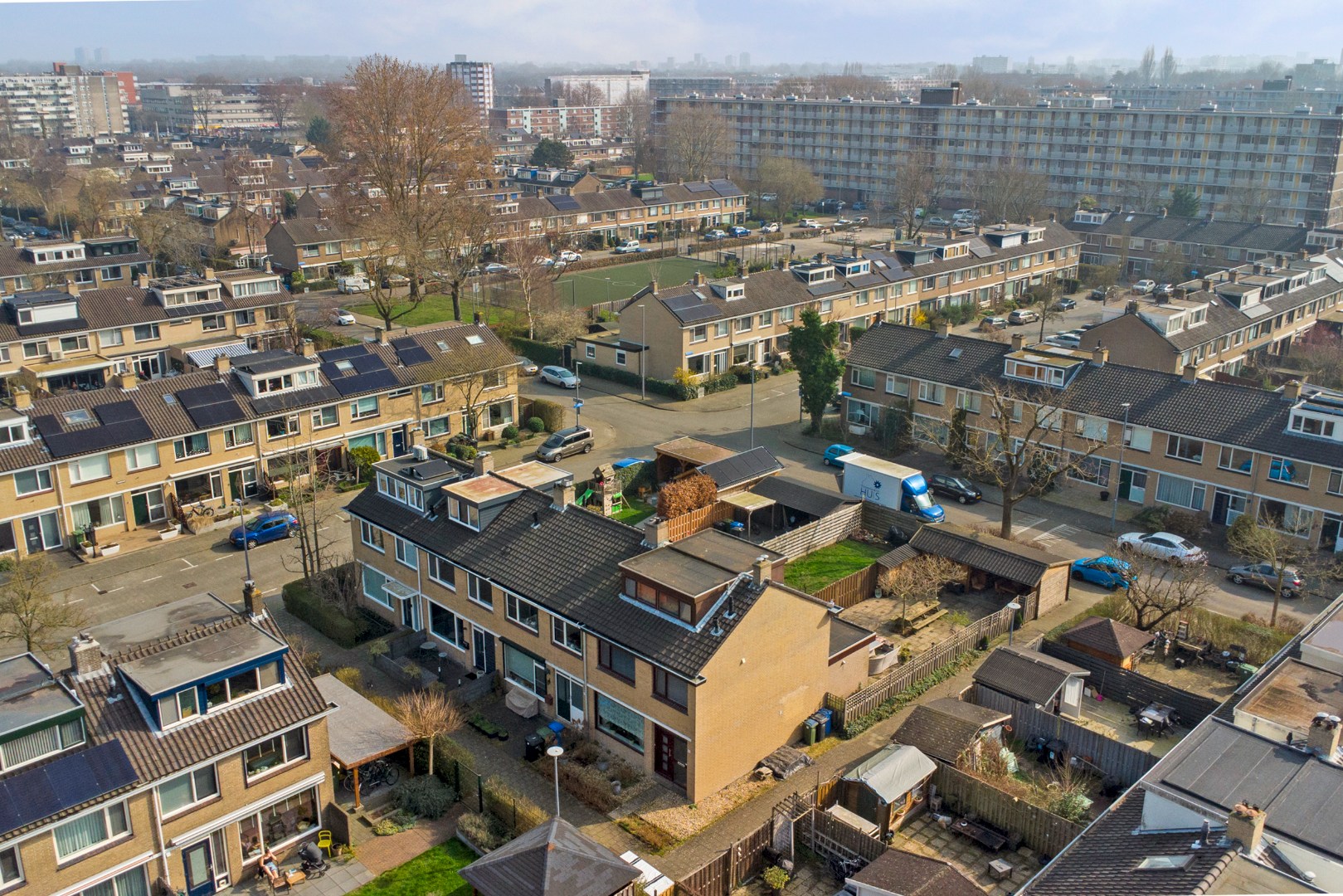 Ruime uitgebouwde 6-kamer hoekwoning met kunststofkozijnen, dakkapellen, grote tuin en eigen grond. 