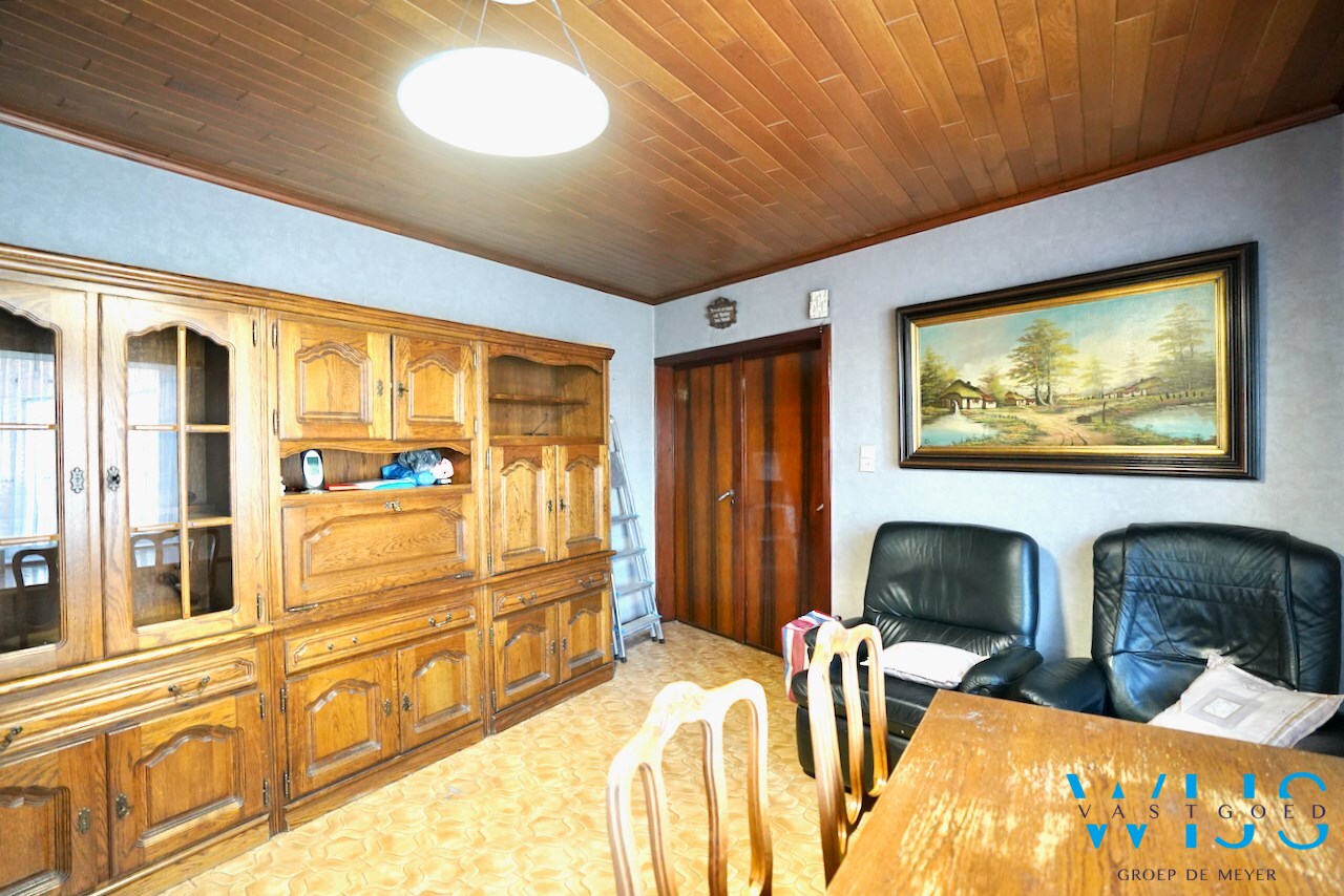 Op te frissen woning met tuin &amp; 2 garages te Rieme ! 