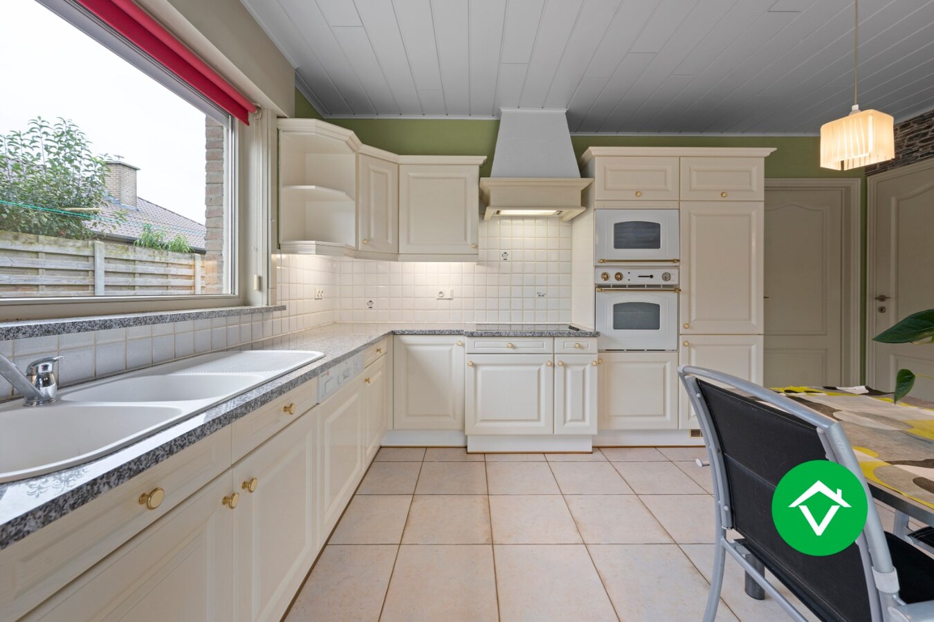 Kloeke woning met 4 slaapkamers in een woonwijk te Ichtegem. 