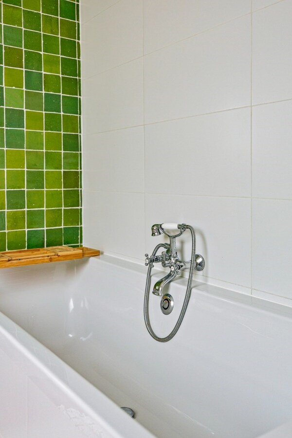 Residentieel gelegen, vrijstaande woning met praktijkruimte 