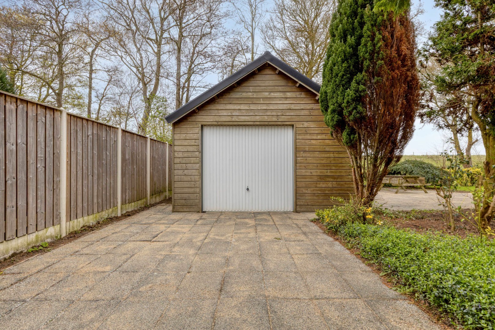 T.A. Makelaardij biedt aan: Populierenlaan 2 te Kamperland. Op loopafstand (ca. 200m.) van het Veerse Meer staat deze rustig gelegen vrijstaande woning op een royaal perceel (860m2) aan een doodlopend 