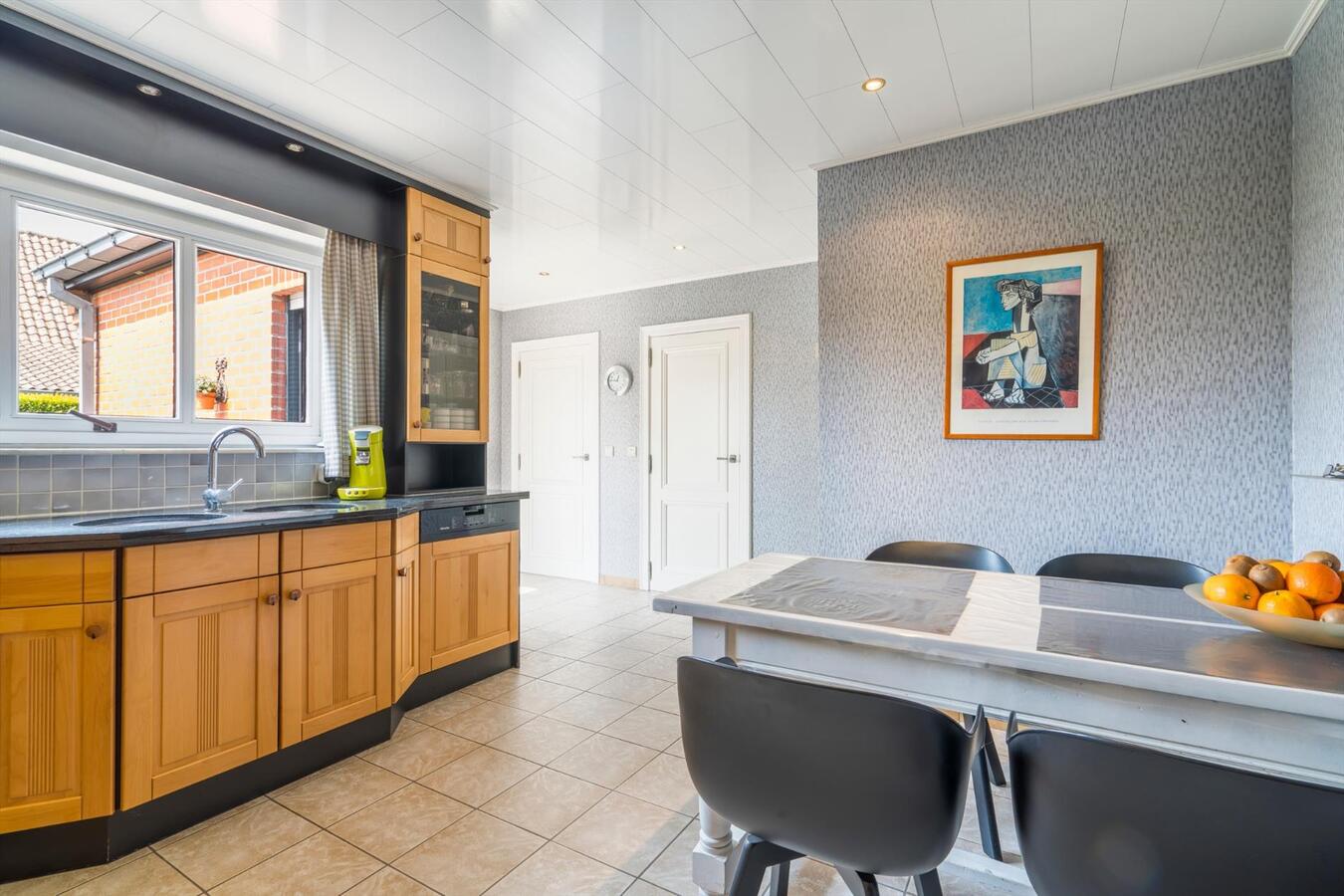 Rustig gelegen instapklare woning met 4 slaapkamers op 690 m² te Koekelare 