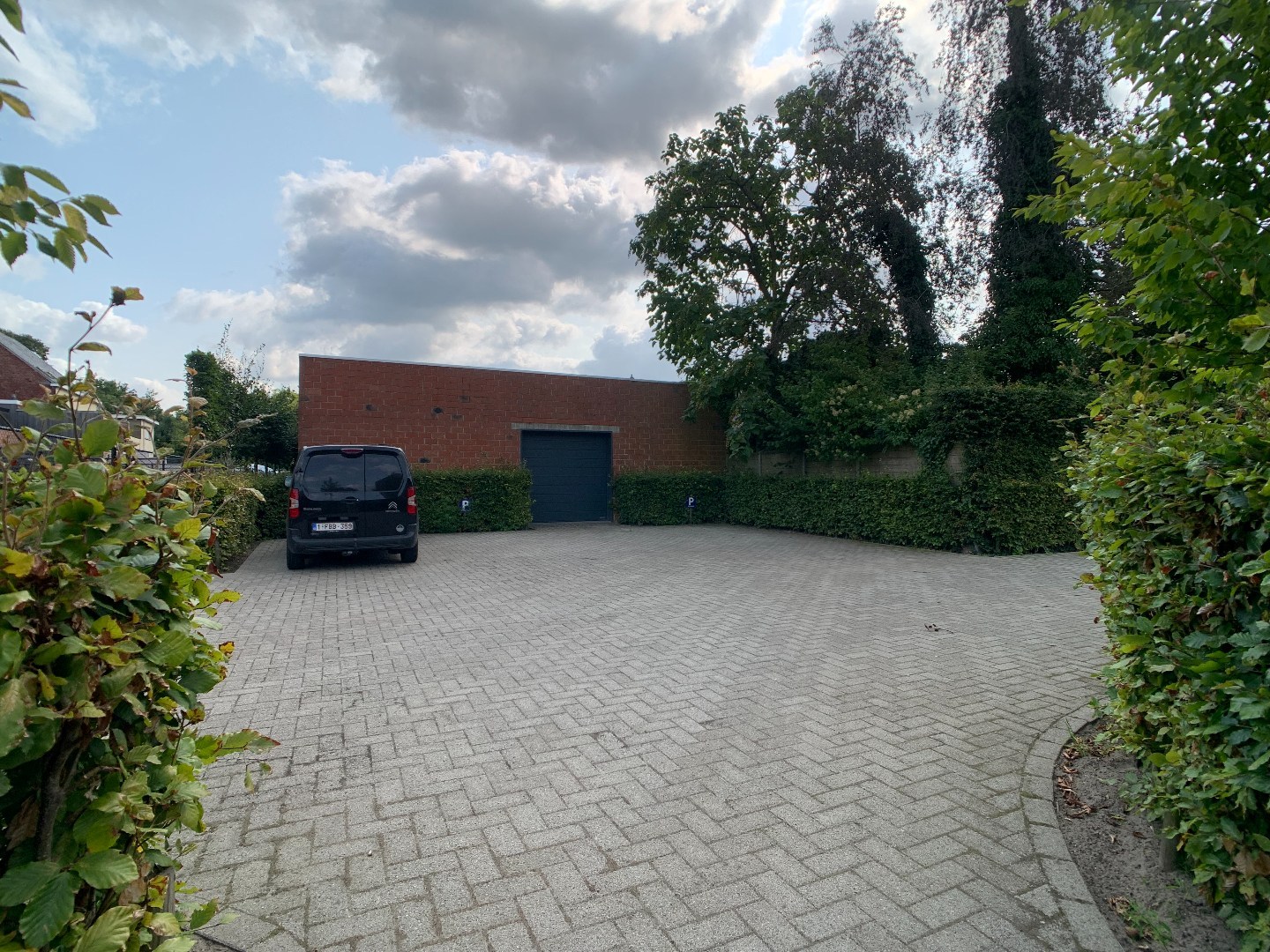 Recent gelijkvloers appartement met tuin, 2 slaapkamers en dressing 