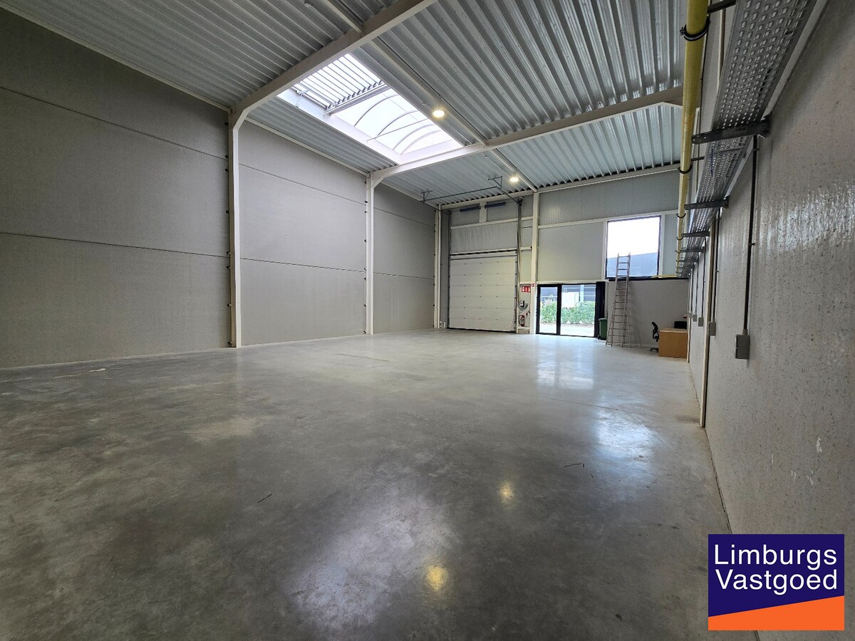 Recent magazijn, 216m², op industrieterrein 'Stadsheide', vlakbij Corda Campus 