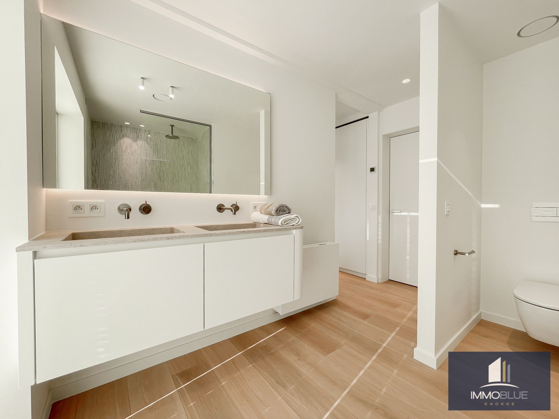 Exclusieve villa: Uitzonderlijk volledig gerenoveerde villa met frontaal zeezicht. 