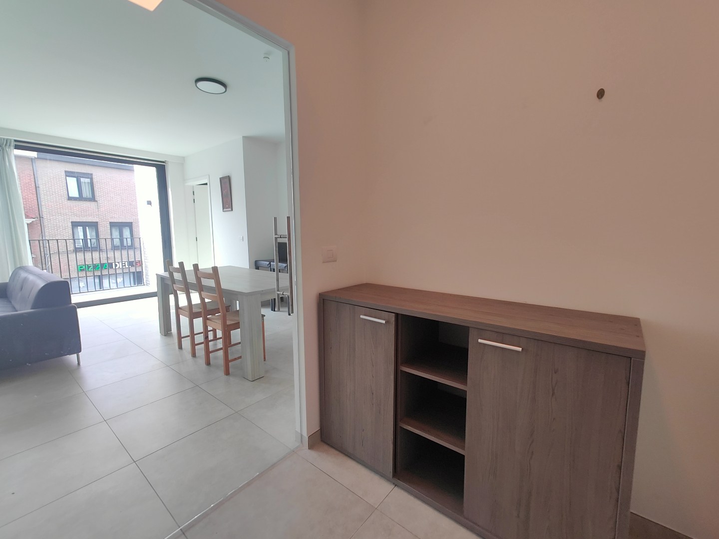 Modern appartement met 1 slaapkamer en ondergrondse autostaanplaats in het centrum van Ardooie 