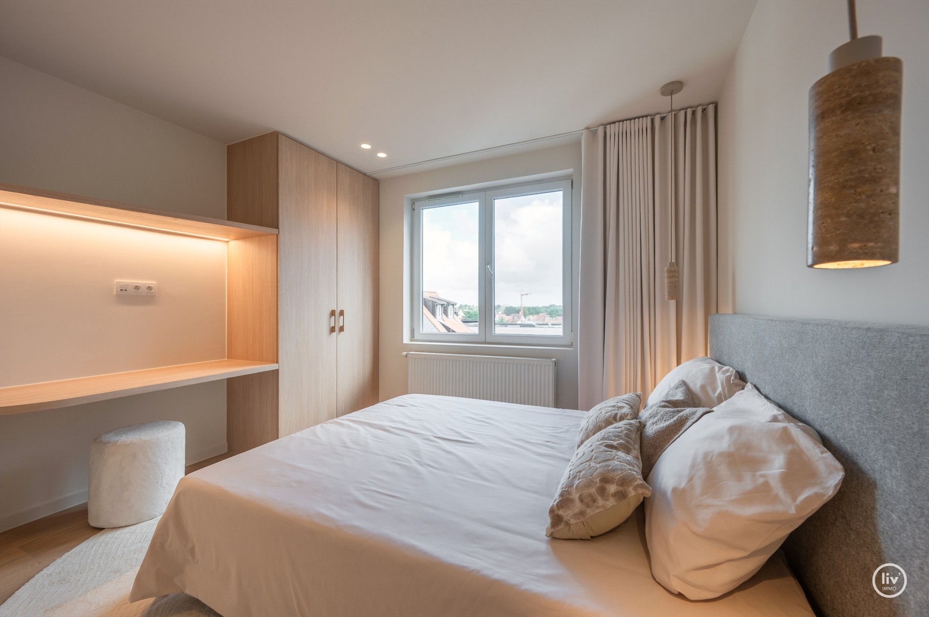 OPENDEURDAG te Zaterdag 31/10 te Lippenslaan 166 (tussen 11u en 13u): Luxueus volledig gerenoveerd 3 slaapkamer appartement te Lippenslaan gelegen op wandelafstand van het Albertstrand. 