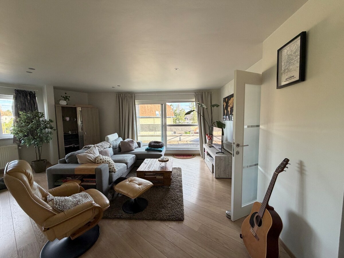 Ruim en lichtrijk dakappartement te Asper. 