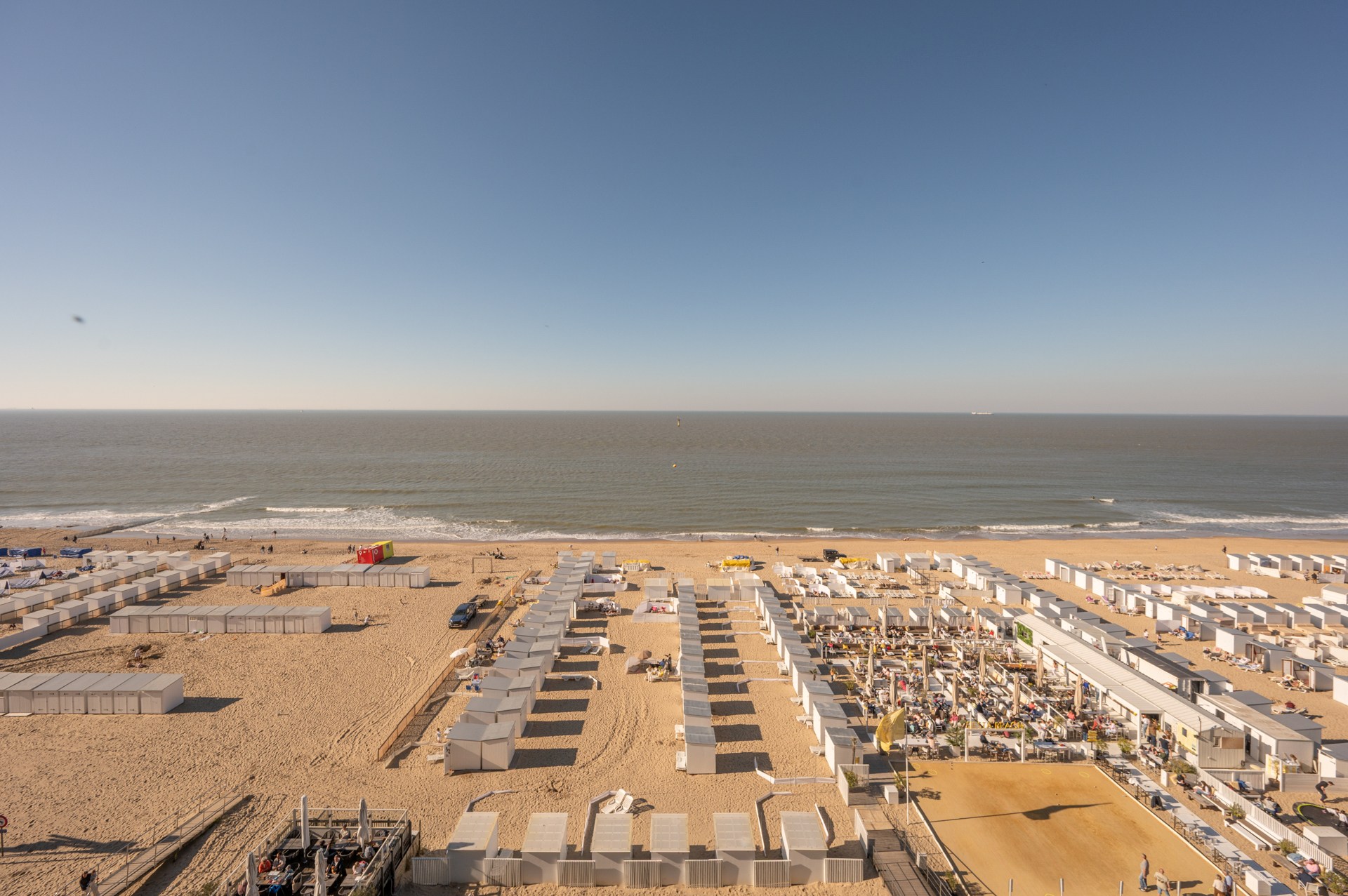 Prachtig gerenoveerd en instapklaar appartement met 3 slaapkamers en frontaal zeezicht, gelegen in een prestigieuze residentie op de zeedijk in het Zoute. 