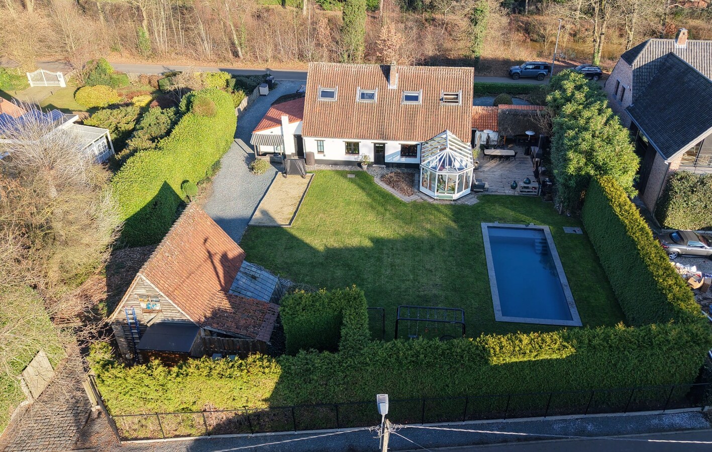 Charmante en ruime woning met zwembad en bijgebouw op toplocatie 