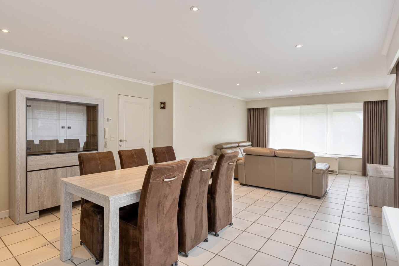 Gelijkvloers, degelijk appartement met 2 slaapkamers, ruim terras, carport en garage. 