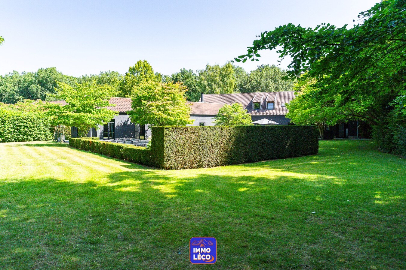 Villa semi Plain-Pied érigée sur 4592m², piscine, 4 garages, parking 10 voitures, ... COUP DE COEUR assuré ! 