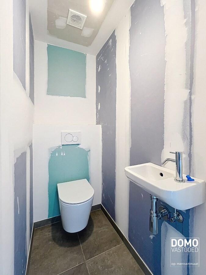 VOLLEDIG AFGEWERKT NIEUWBOUWAPPARTEMENT MET 2 SLAAPKAMERS, TERRAS, ONDERGRONDSE AUTOSTANDPLAATS EN KELDERBERGING IN RESIDENTIE "DE KWINT" TE ZONHOVEN 