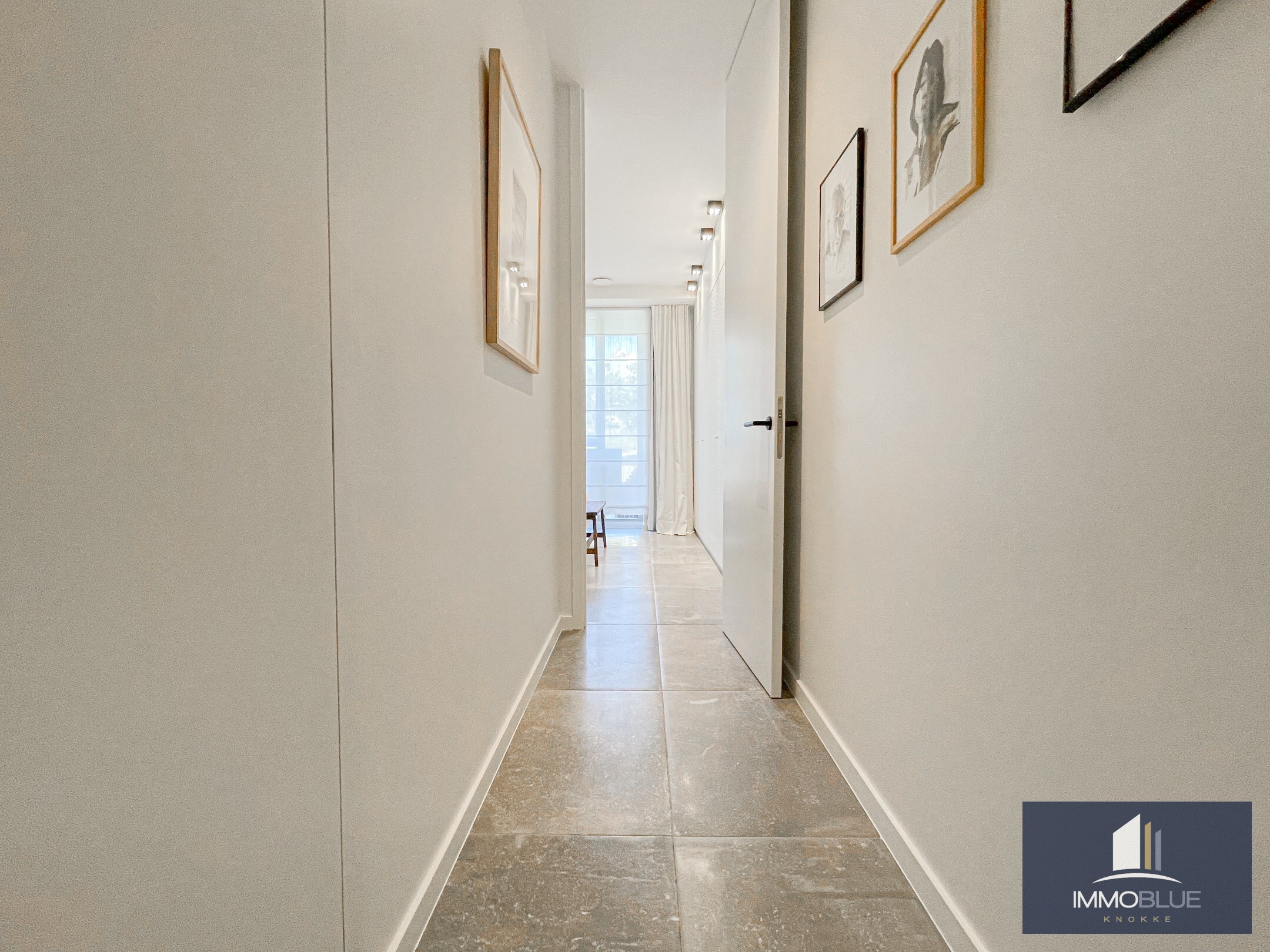 Subliem, luxueus tuinappartement met dubbele garage, rustig gelegen in een standingvolle residentie. 