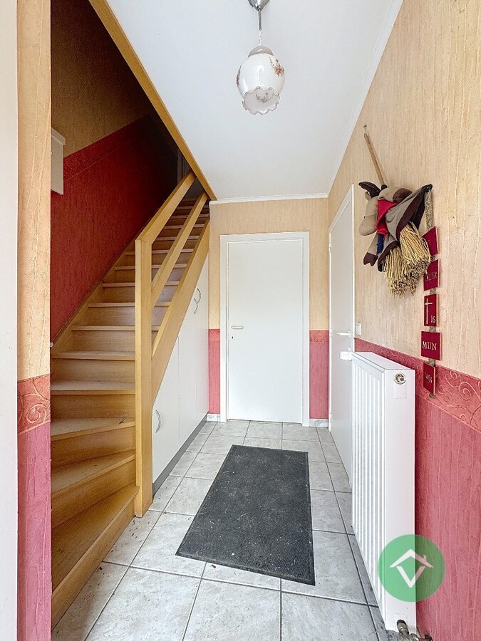 Alleenstaande woning met naastliggend stuk bouwgrond en weide te Eernegem 