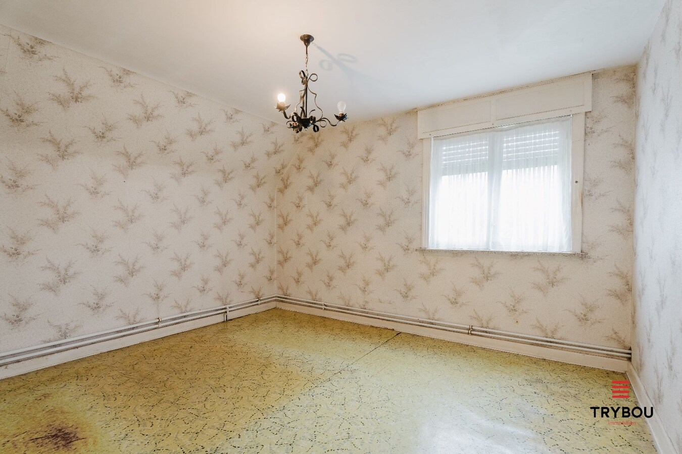 Alleenstaande woning op een ruim perceel van 2270 m² met rustige ligging te Langemark 