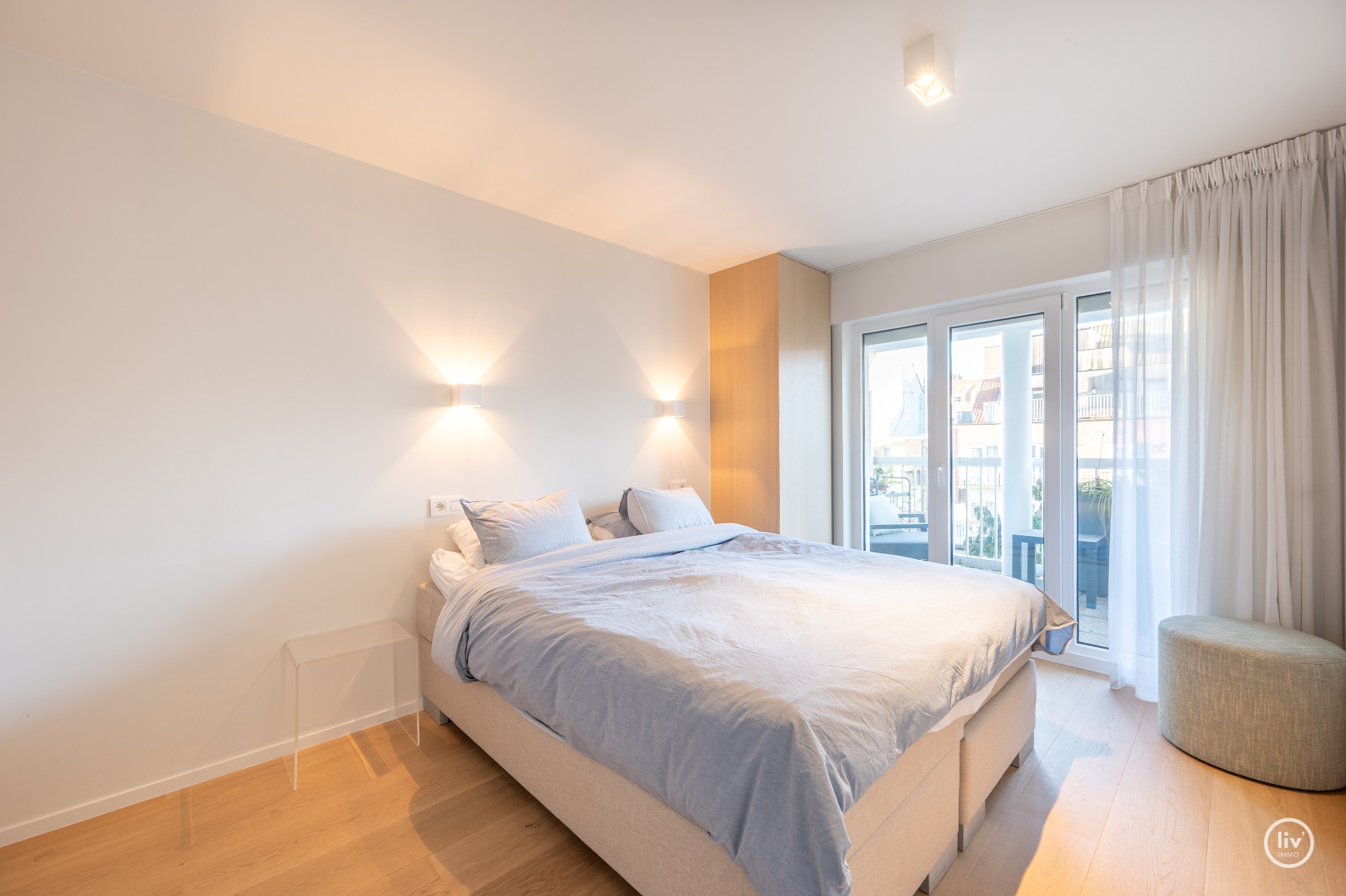 Appartement de 2 chambres entièrement rénové et élégant avec une grande TERRASSE situé à proximité de l'avenue Dumortier. 