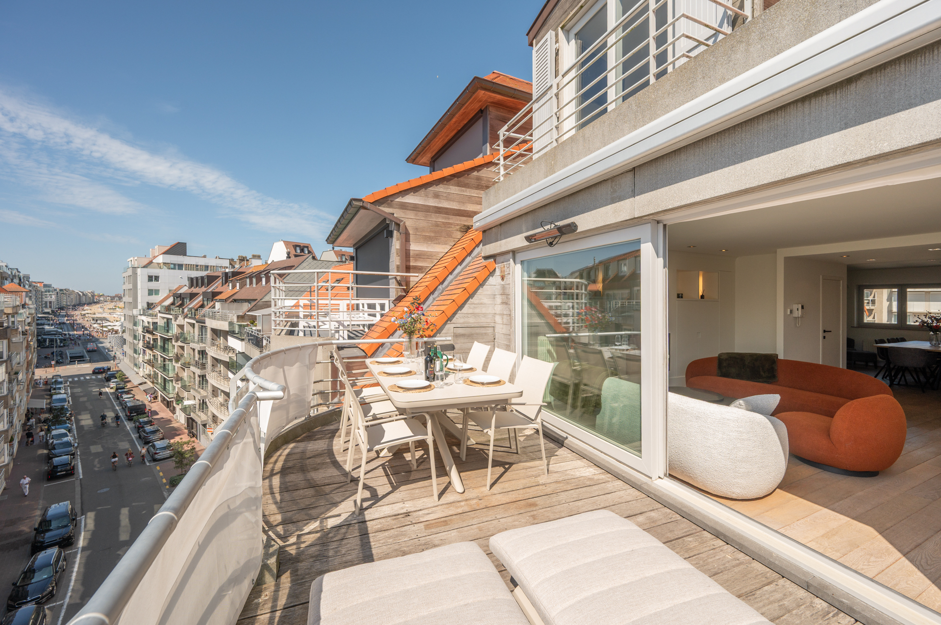 Exclusif duplex penthouse avec 3 chambres et terrasse ensoleillée, situé dans un emplacement de choix près de la place Rubens et de la mer. 