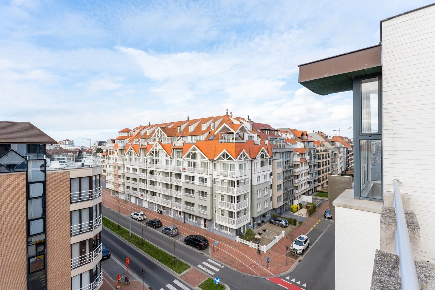 Ruime duplex met 3 volwaardige slaapkamers en een zongericht terras, gelegen op de hoek van de Elizabetlaan met de Leopoldlaan te Knokke. 
