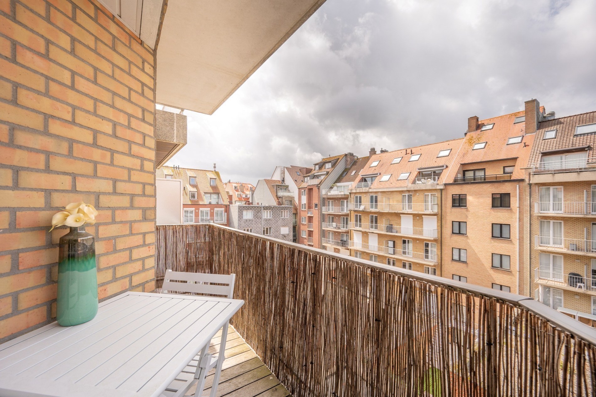 OPENDEURDAG Zaterdag 29/08 - tussen 14u en 16u:  Luxueus volledig gerenoveerd 3 slaapkamer appartement te Parmentierlaan gelegen nabij de Zeedijk. 