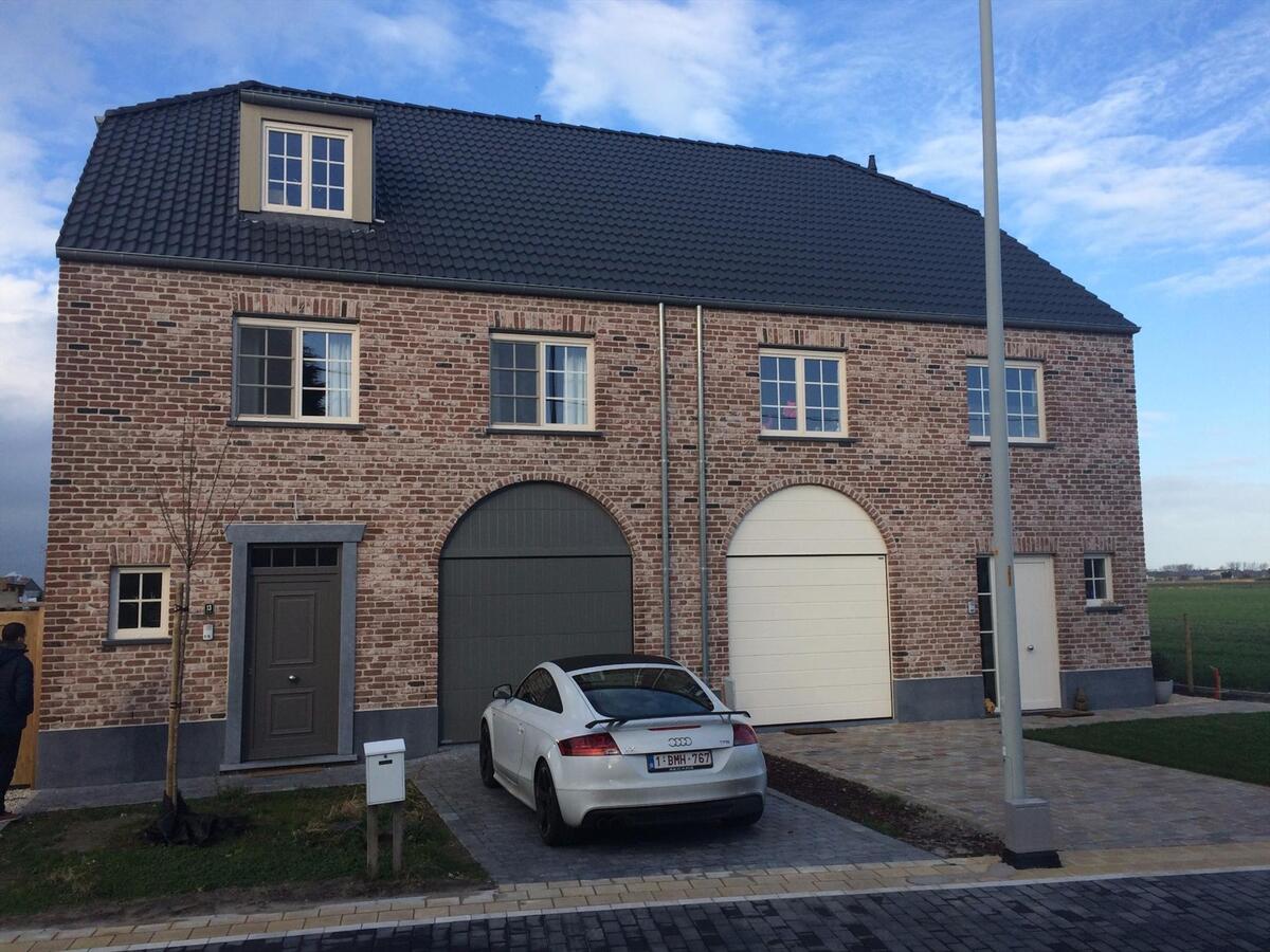 RUIME GESLOTEN BEBOUWING IN PASTORIE-STIJL IN NIEUWE VERKAVELING TE BREDENE 