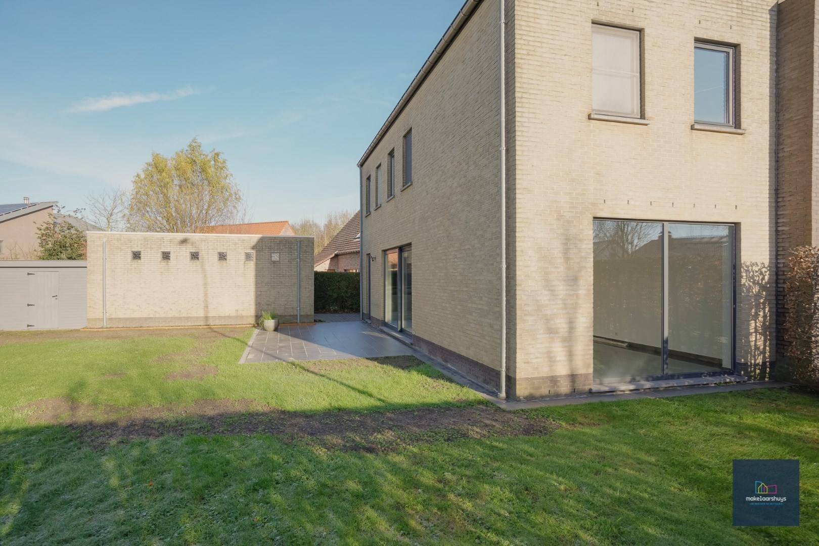 Ruime half-open bebouwing te Heusden met garage en tuin 