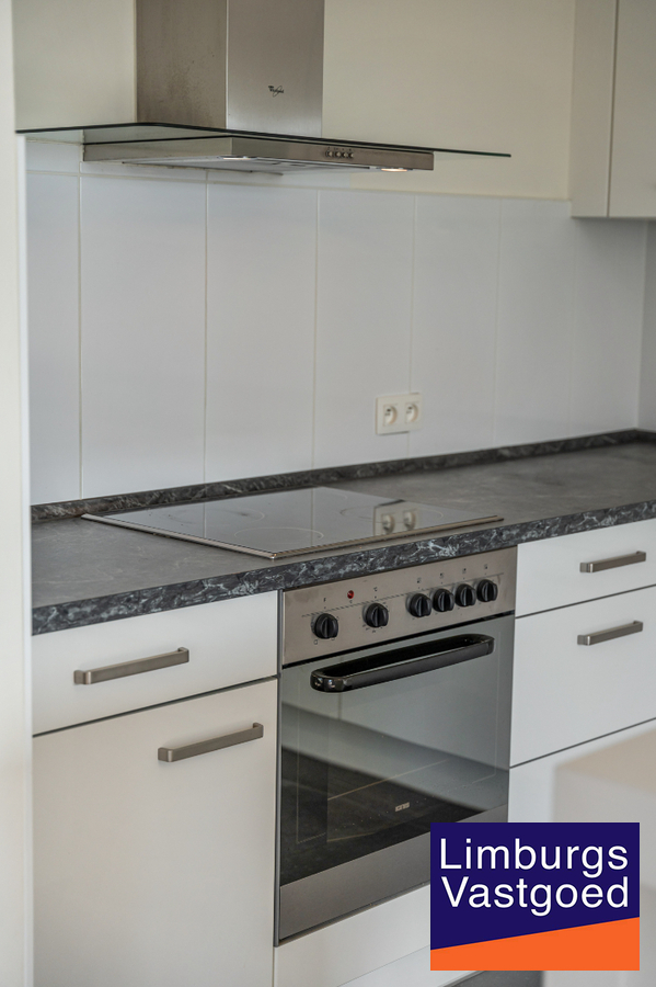 Exclusief penthouse met ruim terras, 2 slpk, extra brede autostaanplaats, centrum Houthalen 
