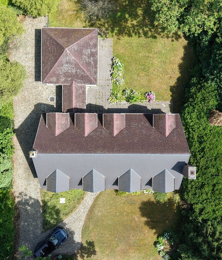 Villa met praktijkruimte en dubbele garage op riant perceel van 2.010 m² te Schoten 
