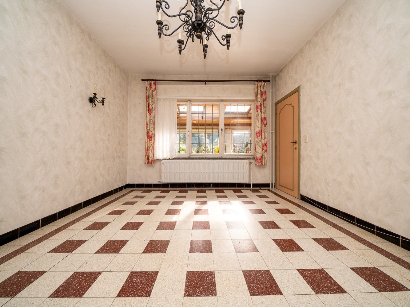 Knappe te renoveren gezinswoning met veel potentieel 