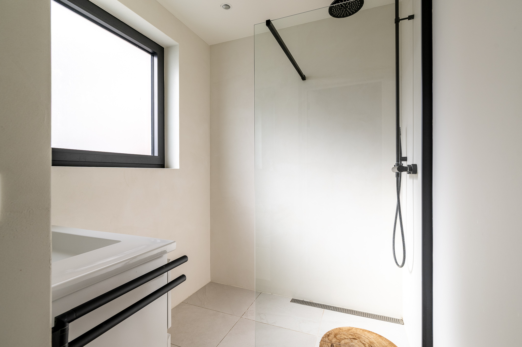 Appartement rénové avec style, offrant une vue latérale sur la mer, au cœur du Zoute. 