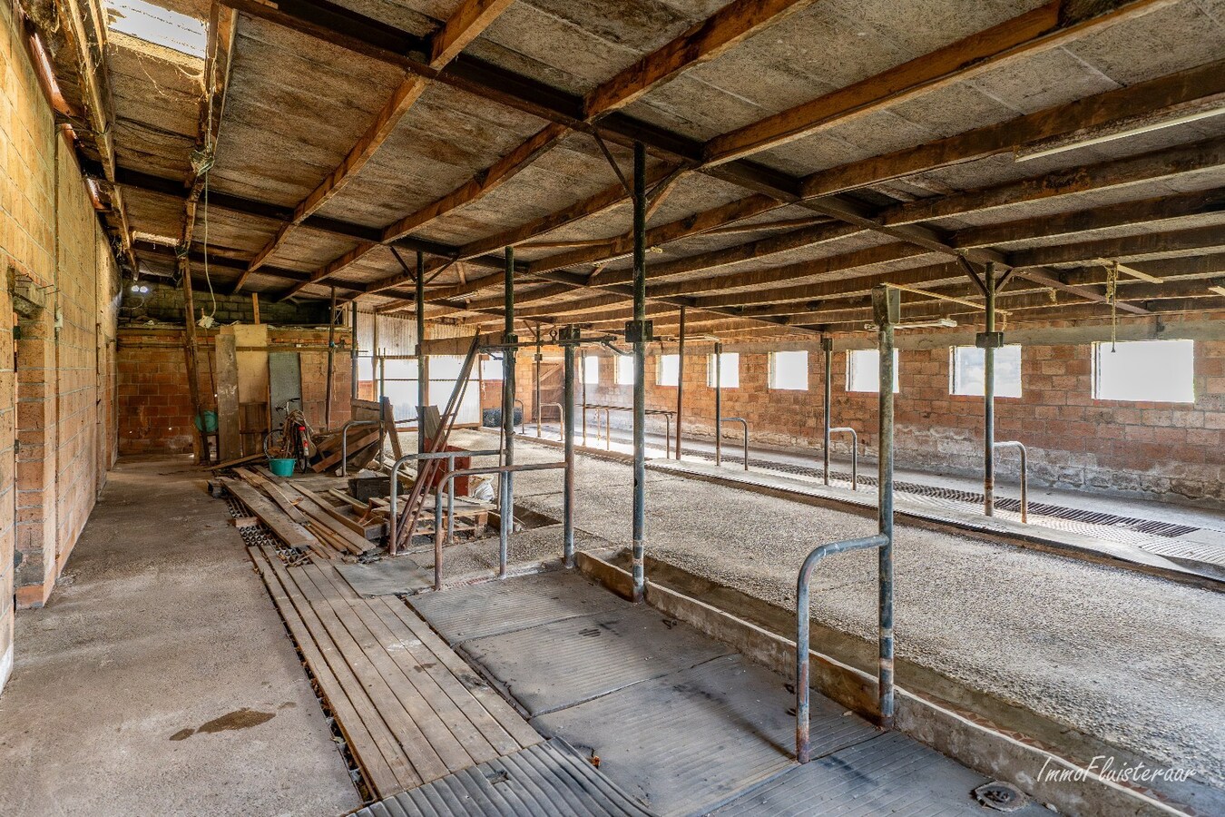 Renovatable farmhouse with stables and pastures on approximately 7 hectares in Hechtel-Eksel. 