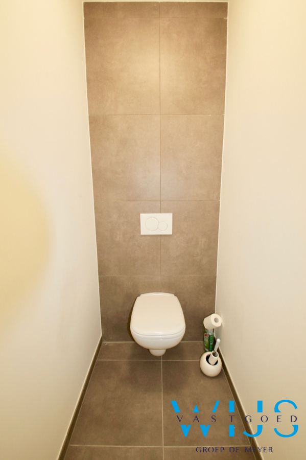 Instapklaar GELIJKVLOERSAPP. met tuin &amp; garage te Zelzate ! 