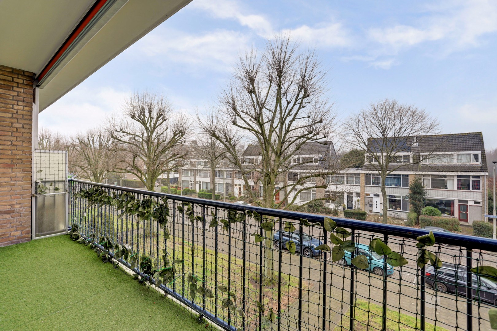 Instapklaar en verzorgd  3-(voorheen 4) kamer hoek- appartement op de tweede verdieping met 2 slaapkamers, 2 balkons, moderne keuken en is gelegen op eigen grond. 