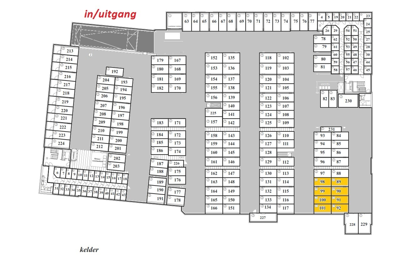 Ruim opgezette overdekte en afgesloten parkeerplaatsen in het centrum van Bladel. 