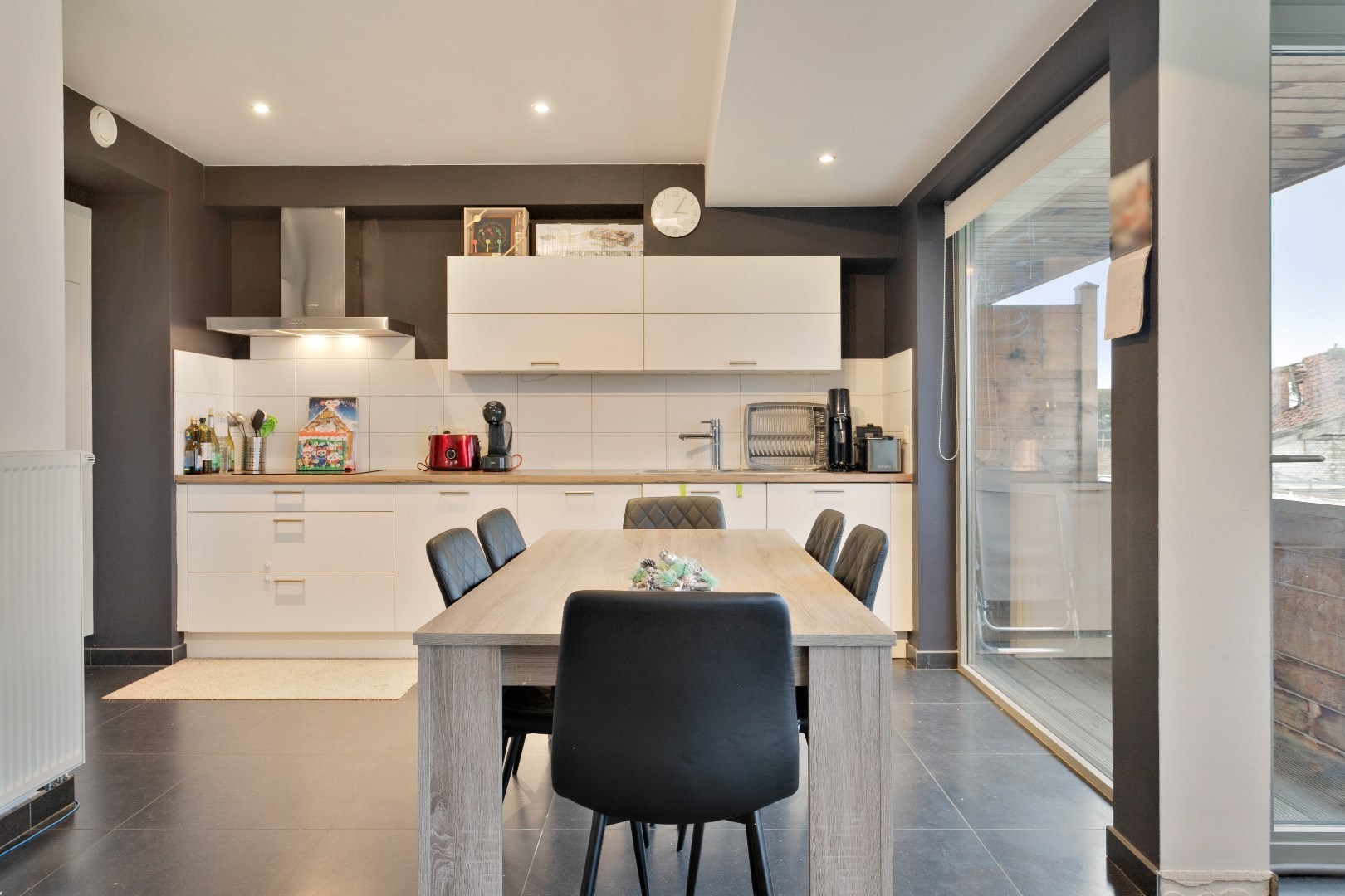 Recent lichtrijk 2slpk-appartement met terras, garagebox en kelder 