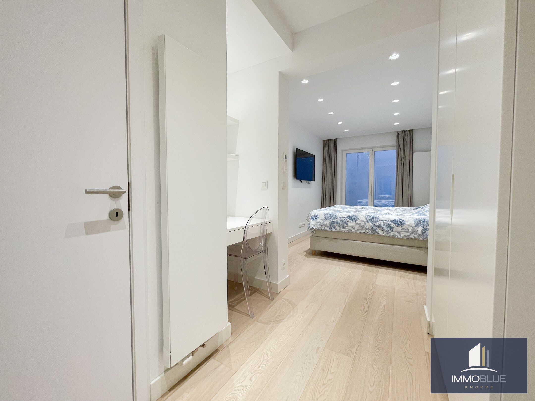 Appartement totalement rénové et luxueusement fini, avec trois chambres et une vue latérale sur la mer, situé au Zoute. 