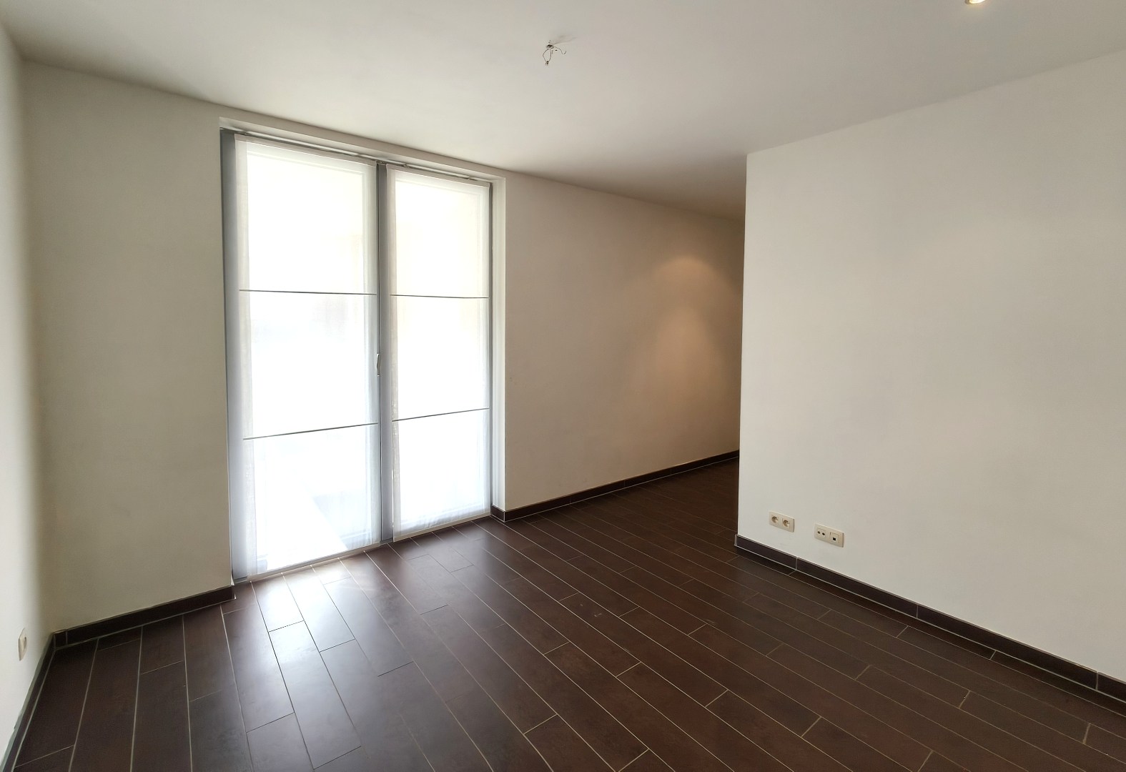 GELIJKVLOERS APPARTEMENT MET RUIM ZONNETERRAS EN GARAGE 
