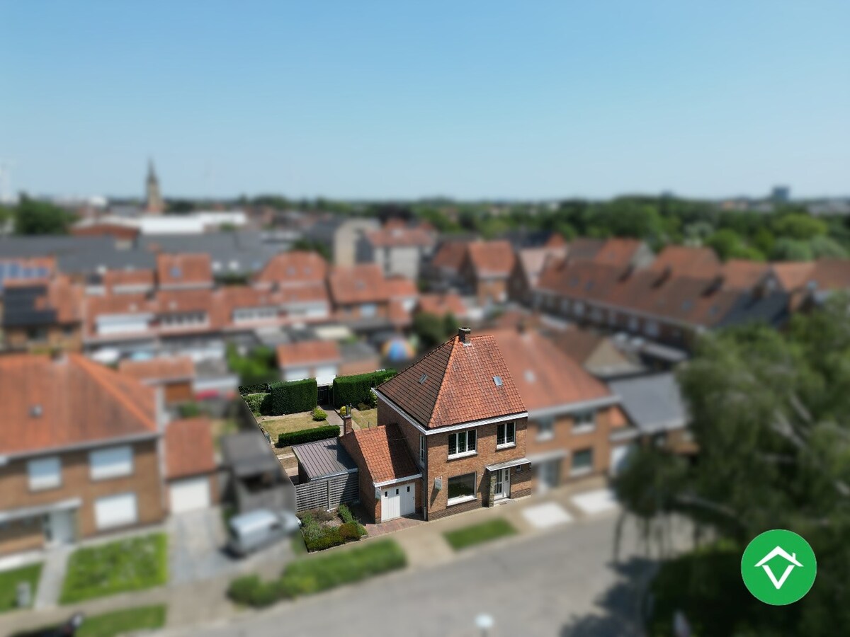 Stevige woning met 3 slaapkamers, tuin en garage in een rustige wijk te Rumbeke 