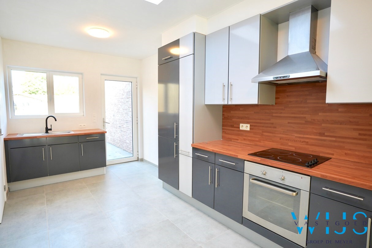 Volledig gerenoveerd woonhuis voor de brug van Zelzate ! 