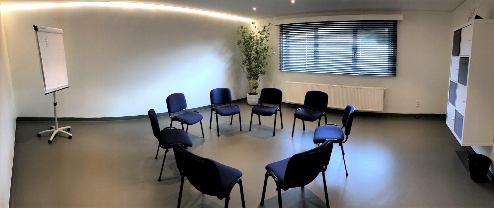 Centraal gelegen handelspand op een zichtlocatie vlakbij het centrum - Heist 