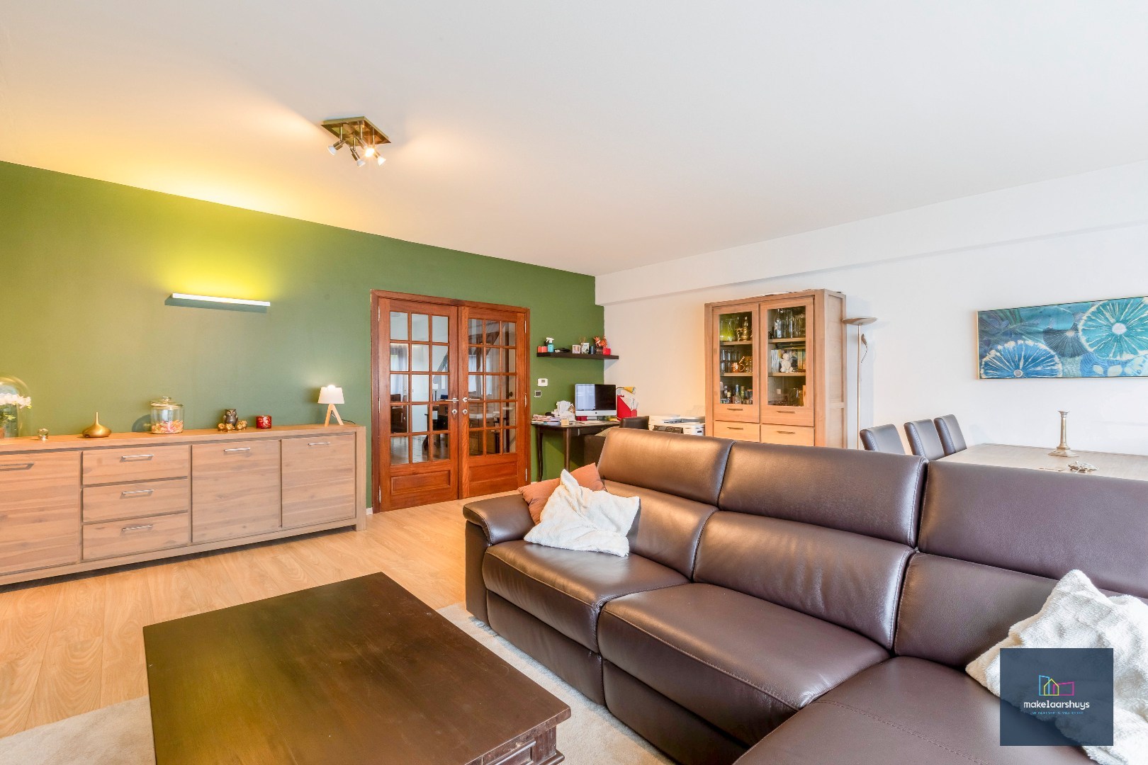 Heel ruime instapklare woning in rij  met zonneterras en 2 staanplaatsen 