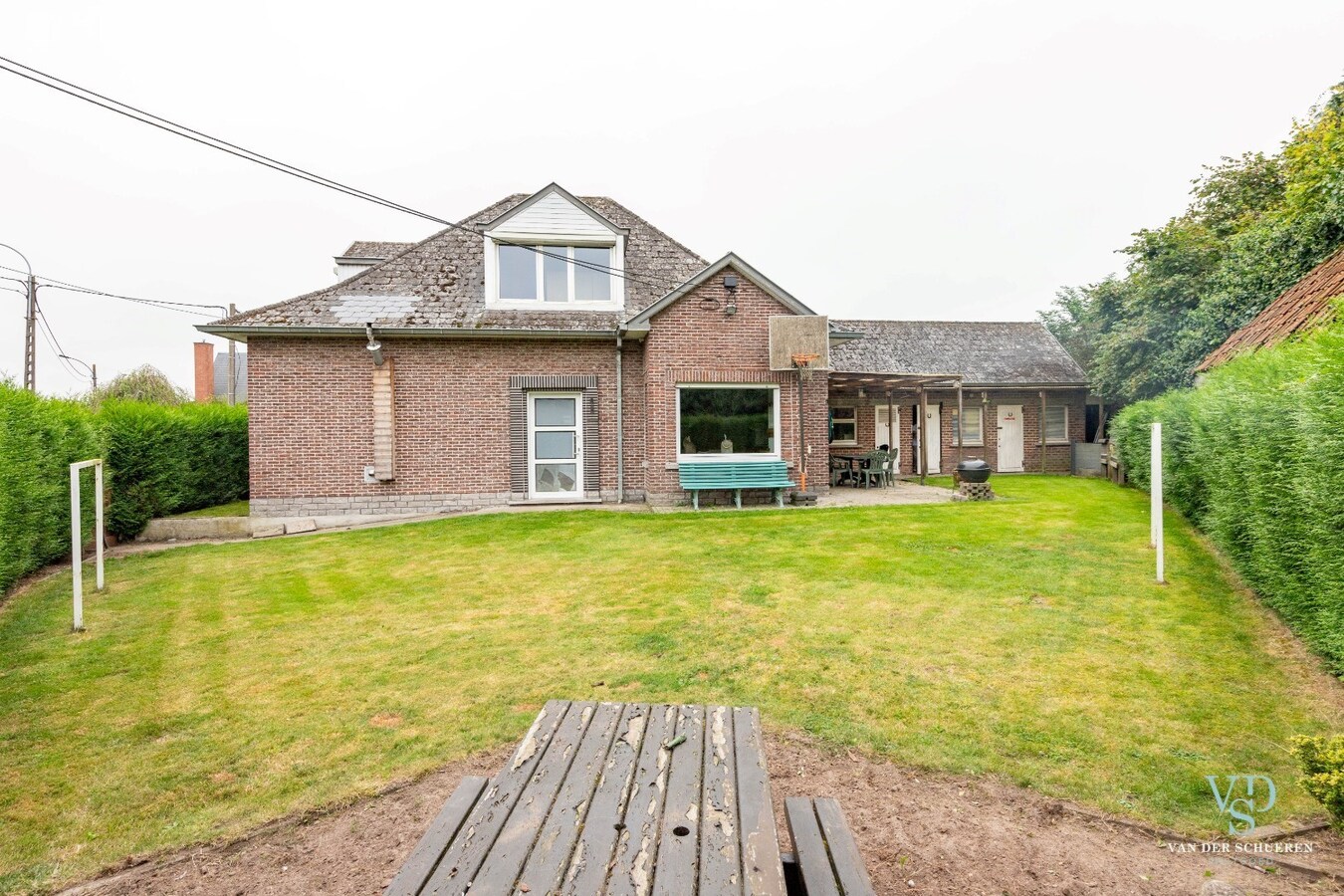 Degelijke, goed gelegen gezinswoning. 