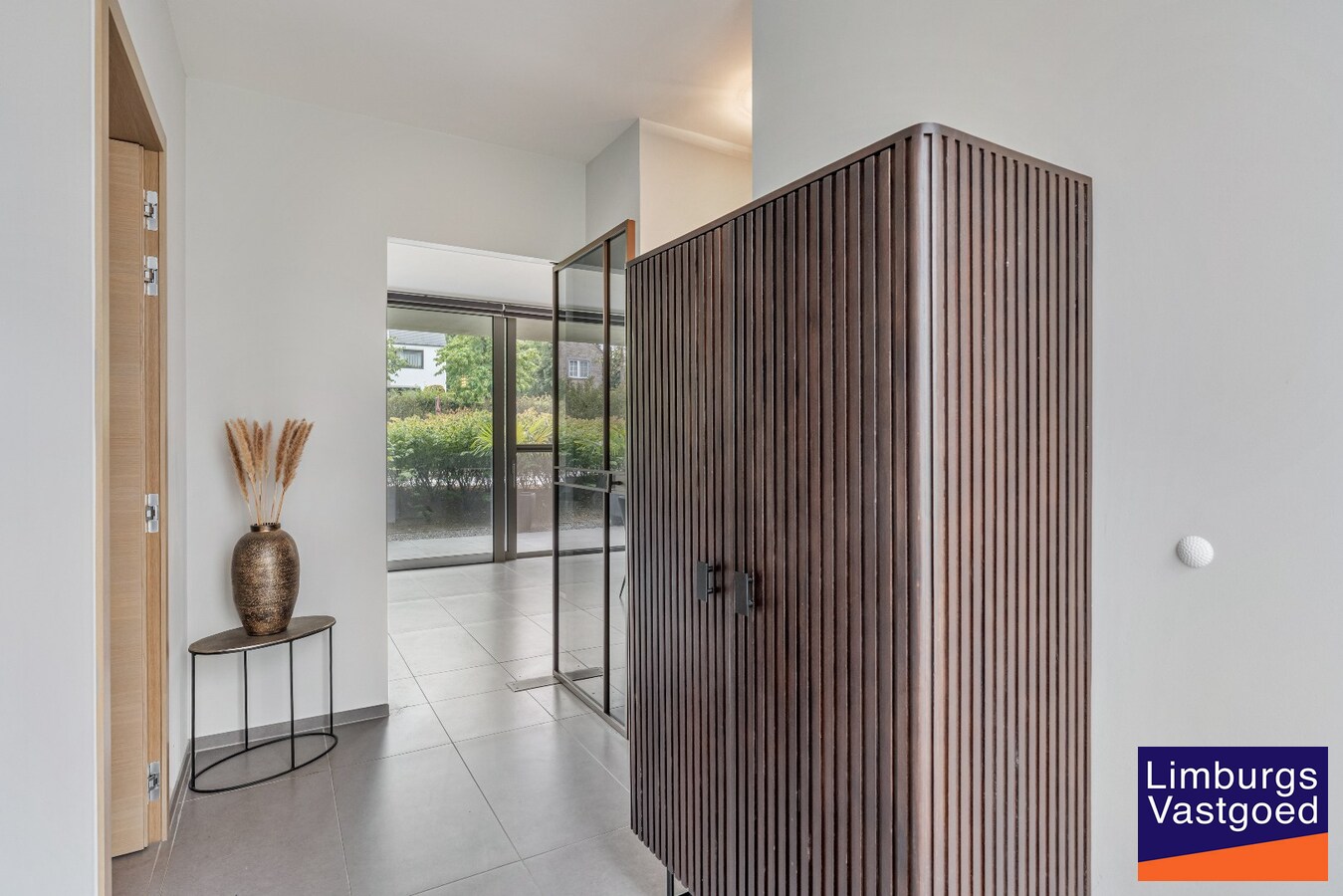 Exclusief gelijkvloers appartement met ruime terrassen, 2 slpk, extra brede autostaanplaats, centrum Genk 