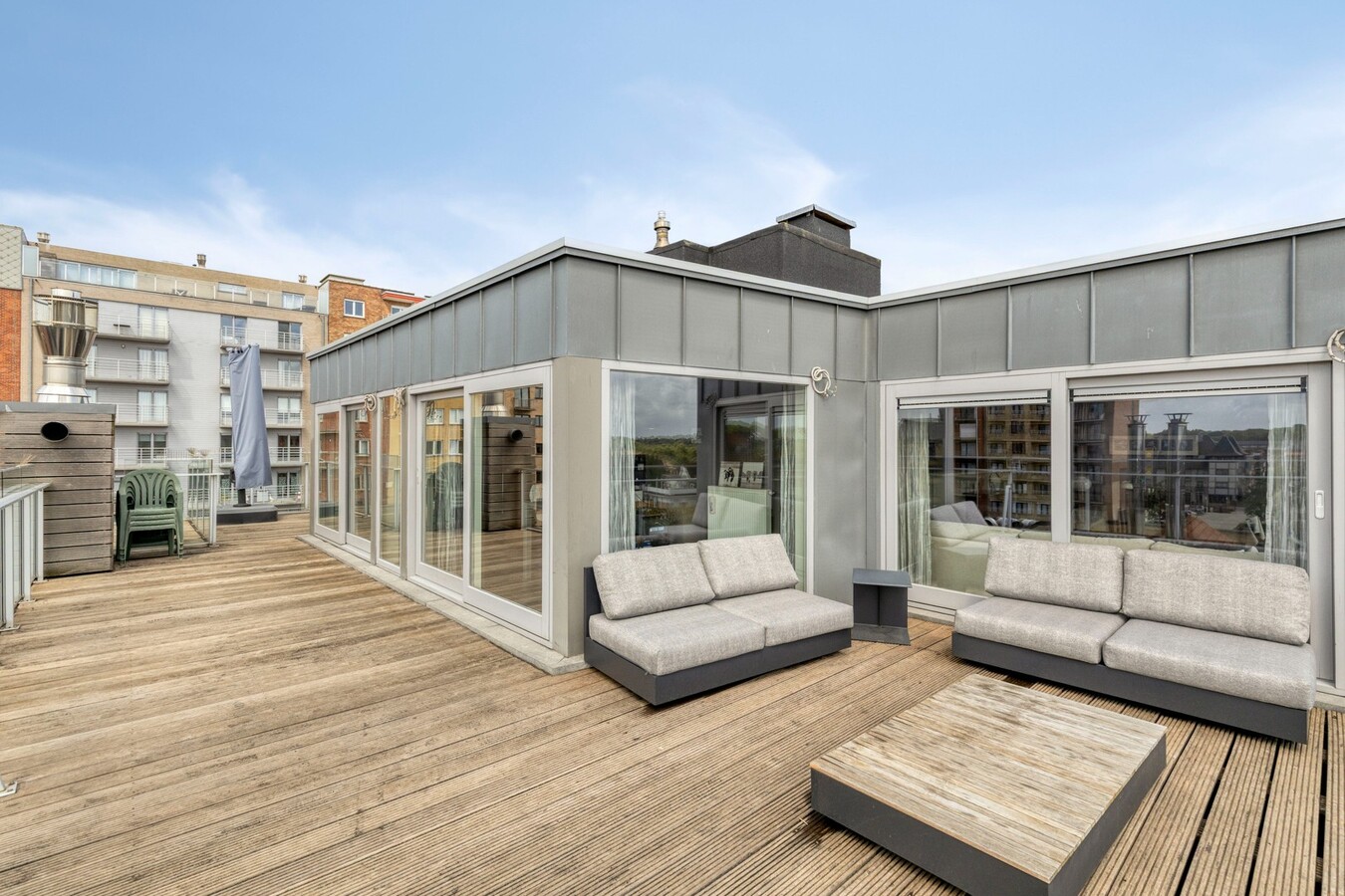 Penthouse ensoleillé avec une très grande terrasse 