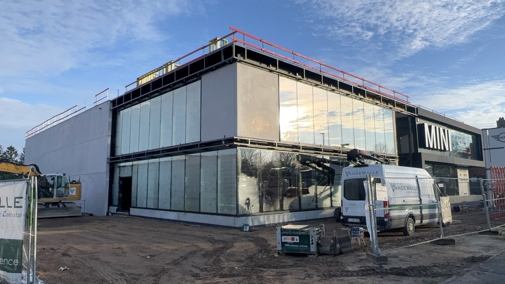 Nieuwbouw showroom met magazijn te huur langs N43 in Sint-Denijs-Westrem