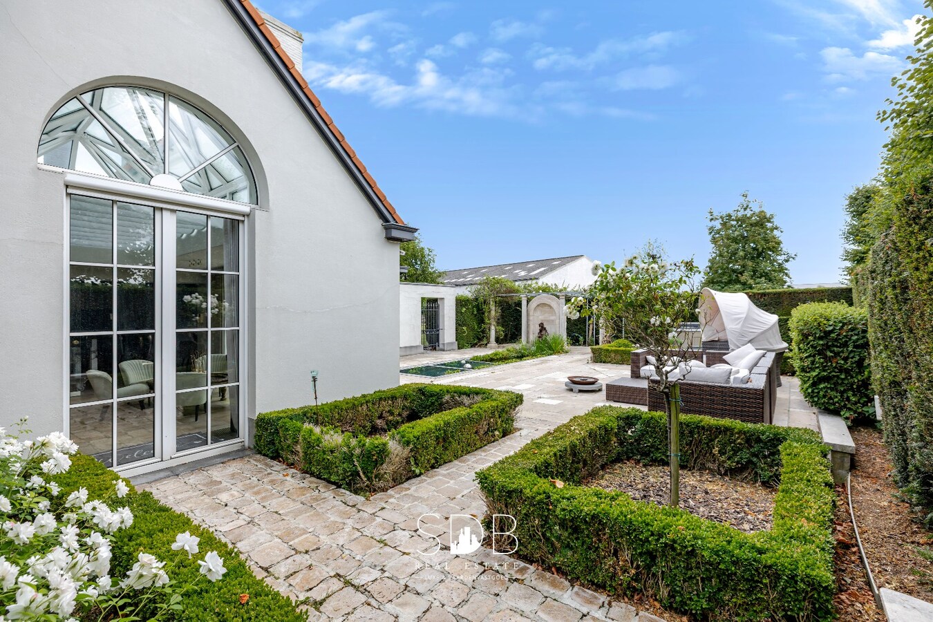 Landelijke villa met bijgebouwen en graslanden op 23.740m² 
