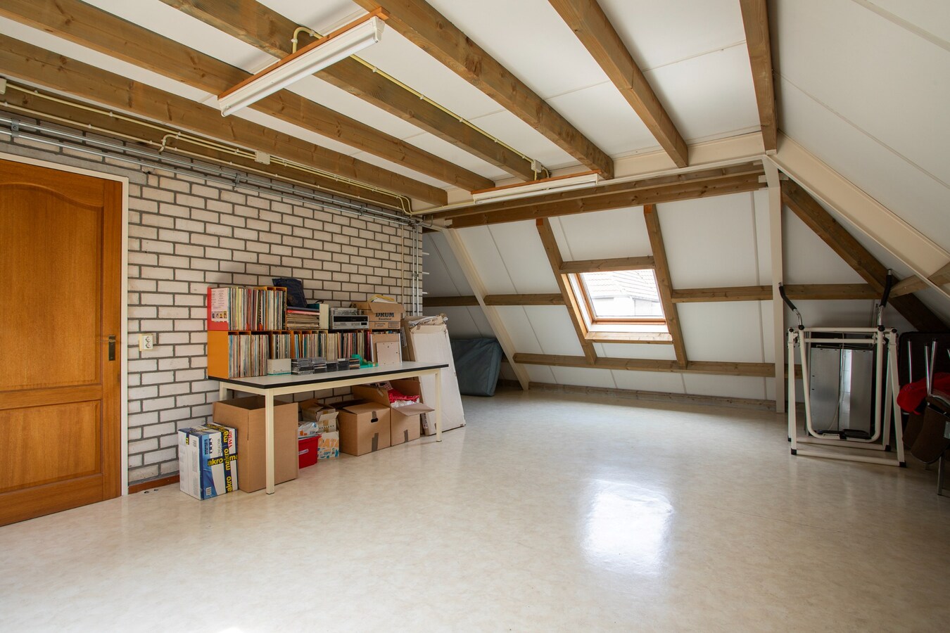 Vrijstaande degelijk gebouwde woning met inpandige dubbele garage. 