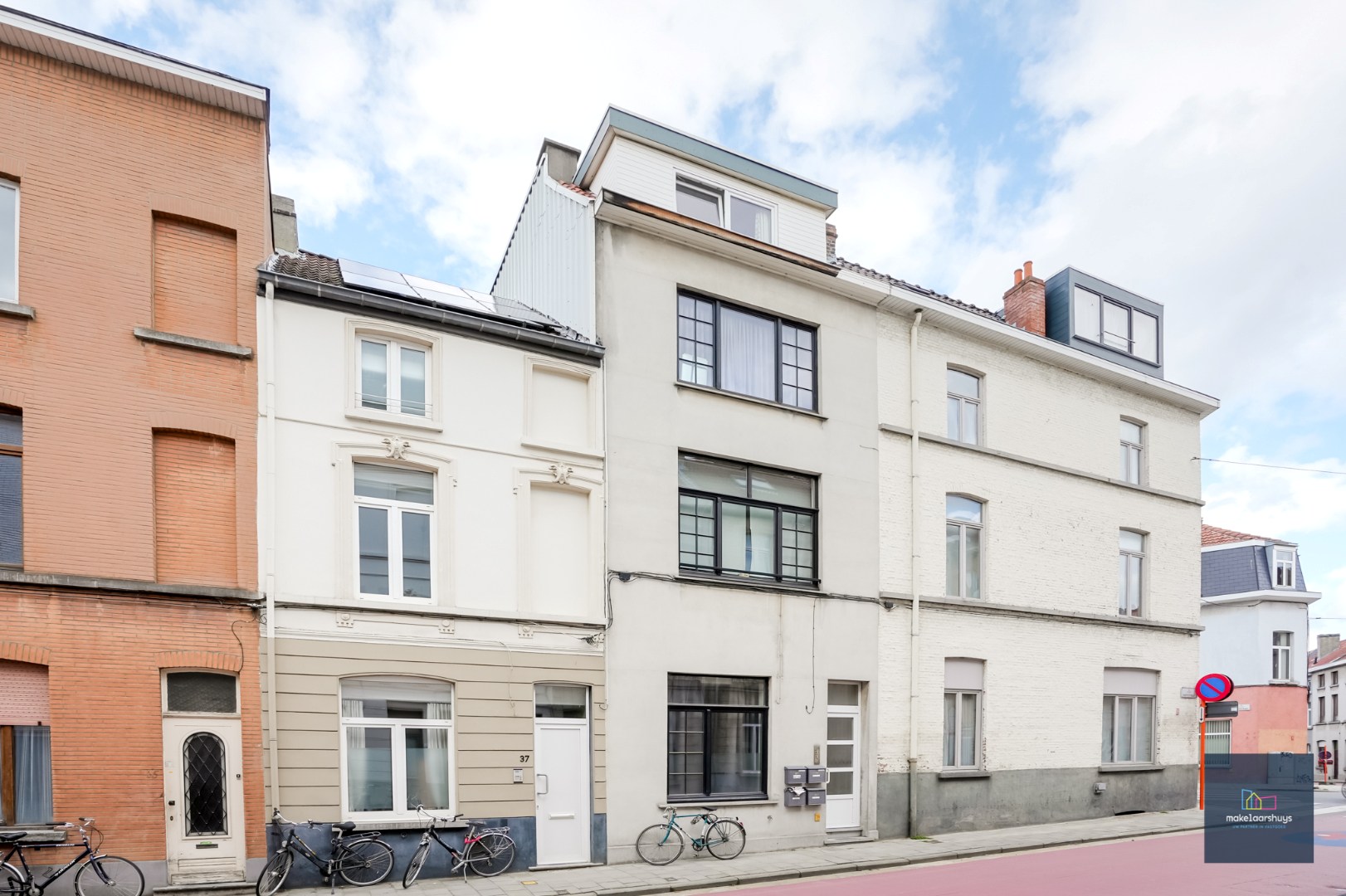 Ruime studio met afzonderlijke slaapplaats. 