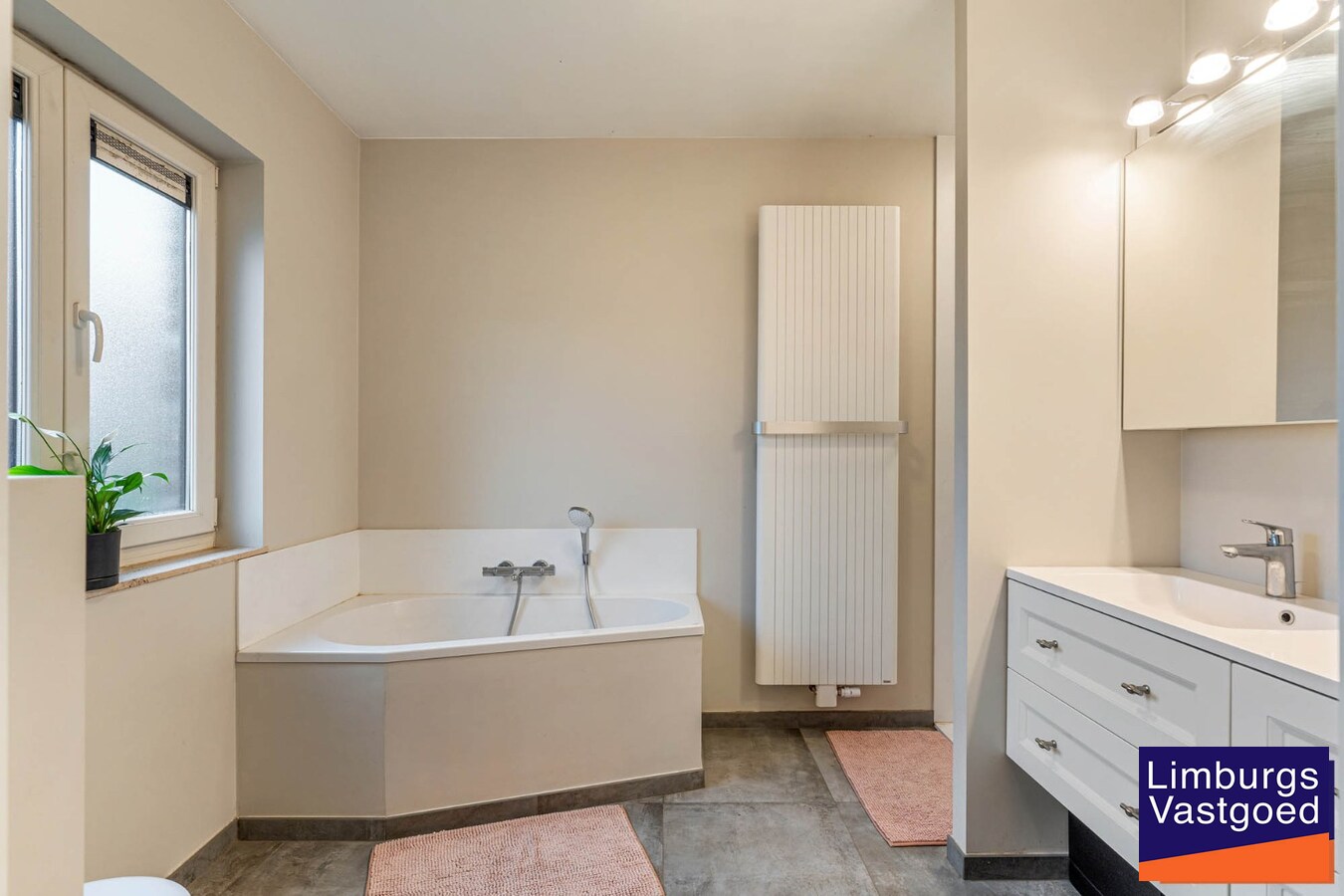 Landelijk gebouwencomplex voor paardenhouderij, op ong. 3ha 50a met stallen, weides/paddock, binnen-en buitenpiste, en woning. 