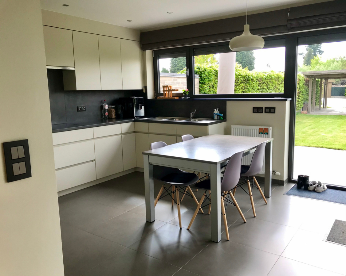 Ruime, eigentijdse Half Open Bebouwing. 